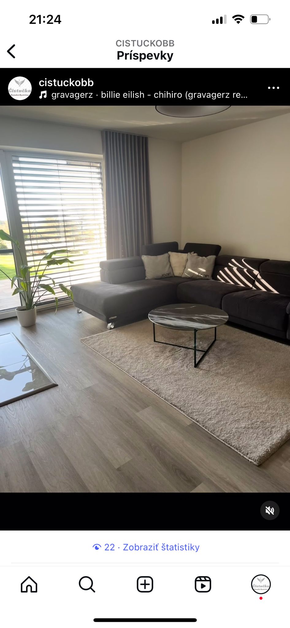 Spálňa s minimalistickým nábytkom po uprataní