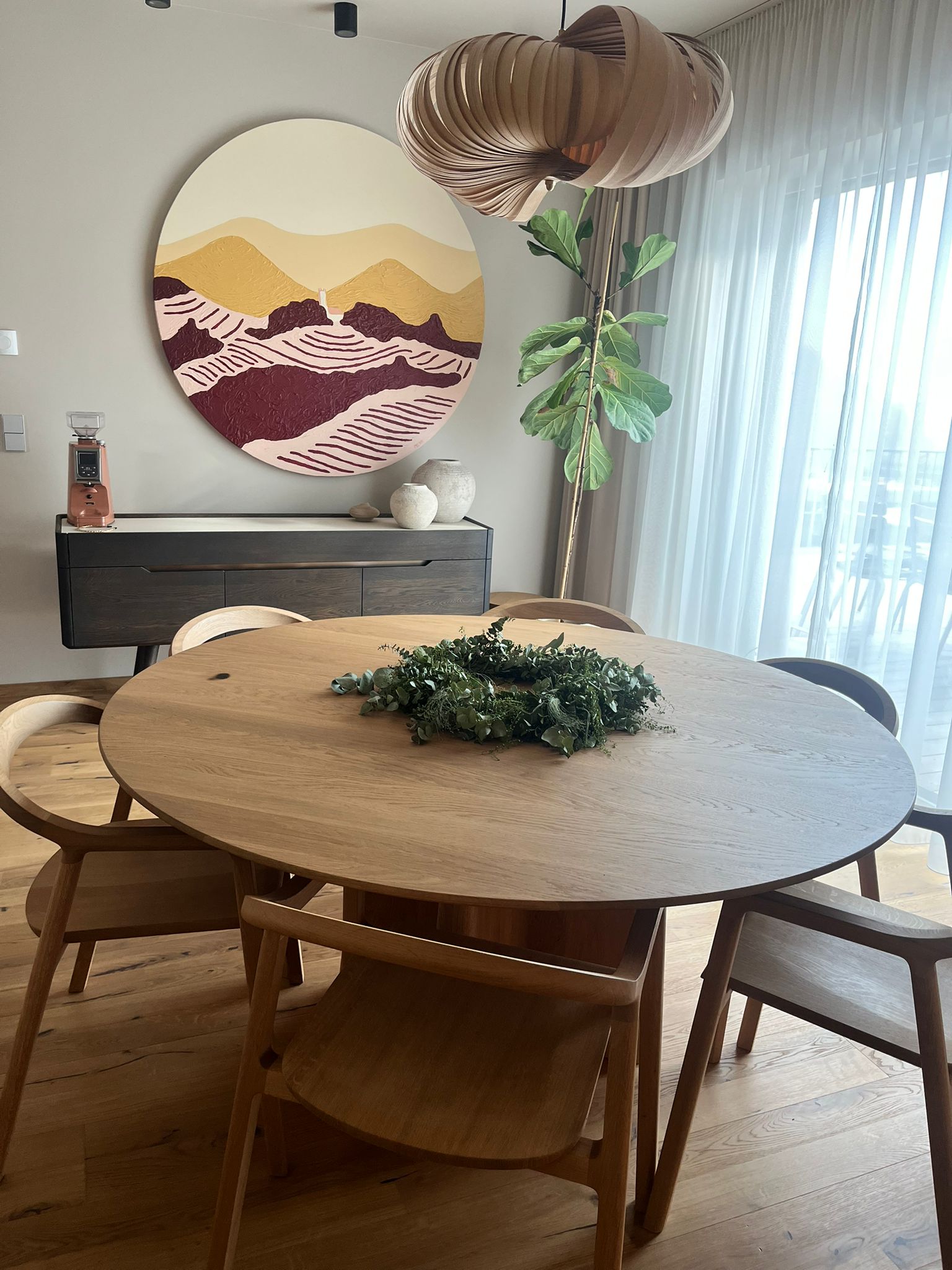 Spálňa s minimalistickým nábytkom po uprataní